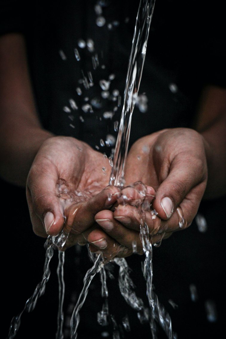 hands with water