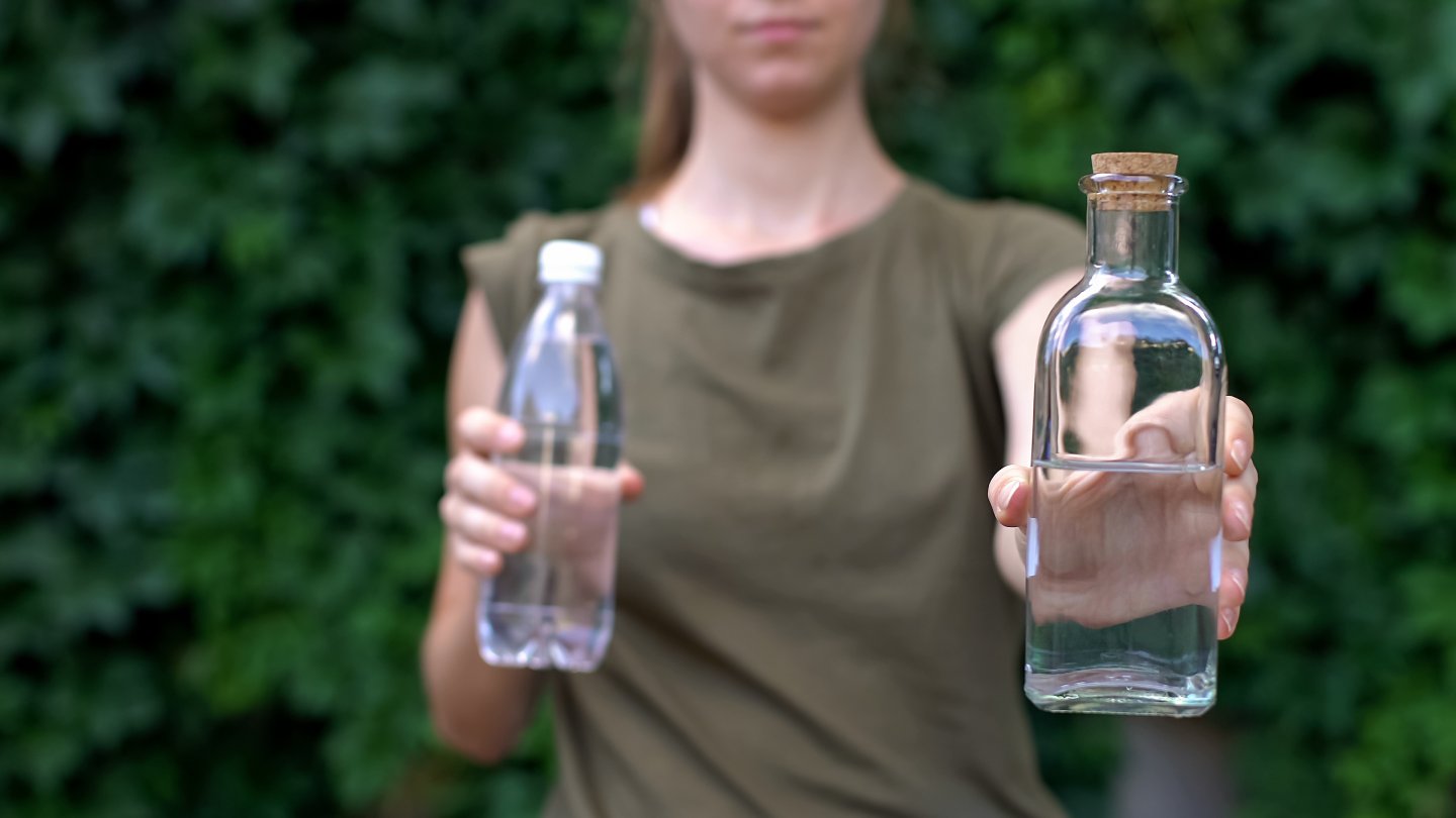 plastique usage unique vs bouteille en verre