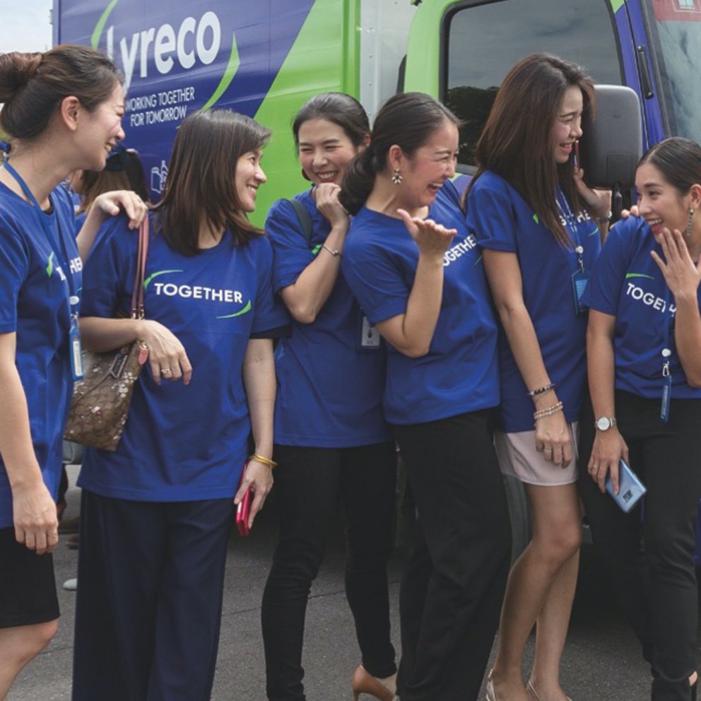 prople laughing with lyreco shirts