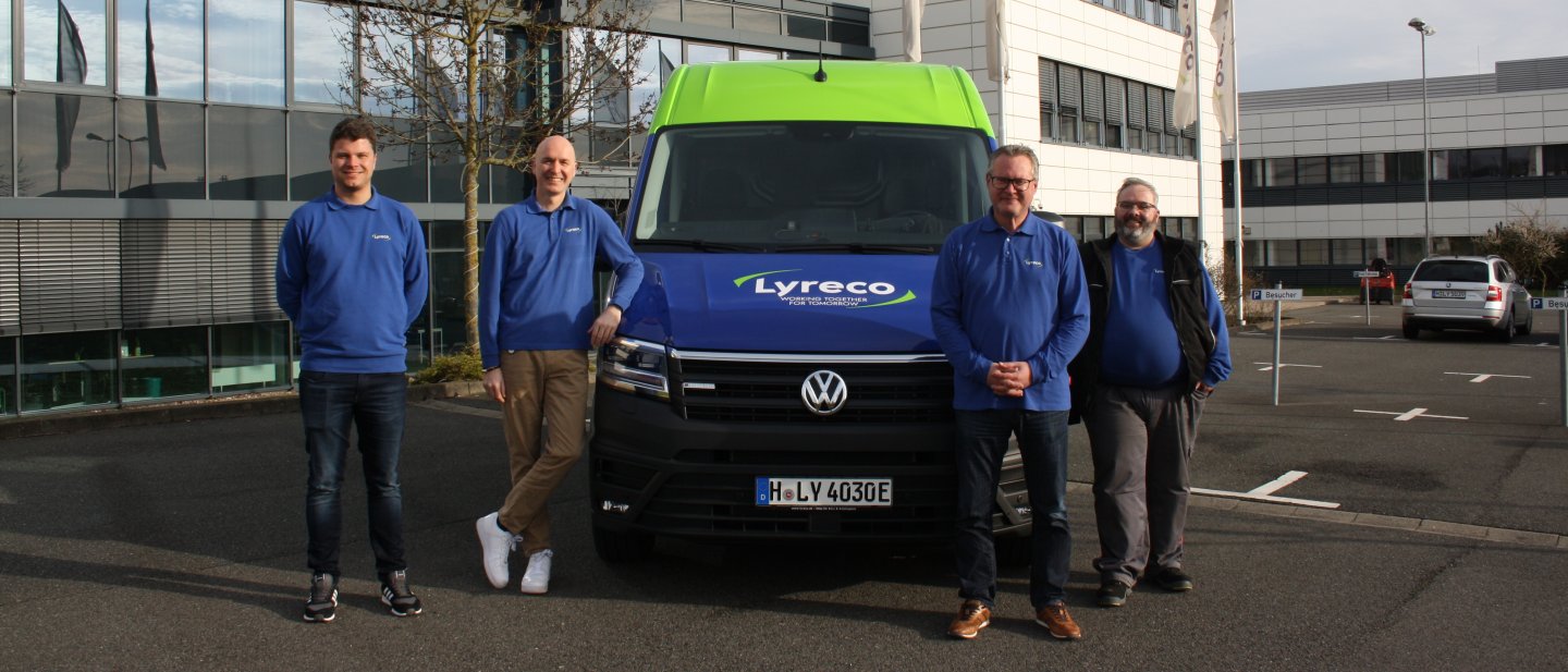 Mitarbeiter von Lyreco vor dem neuen elektrischen Auslieferfahrzeug in Hannover