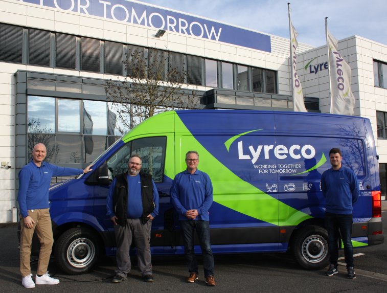 Mitarbeiter von Lyreco stehen vor neuem elektrischen Auslieferfahrzeug des RDCs Hannover