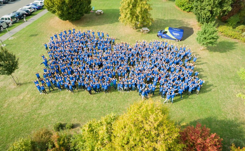 zdjęcie z drona ludzi w niebieskich koszulkach