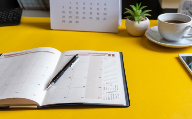 kalendarz książkowy na żółtym biurku