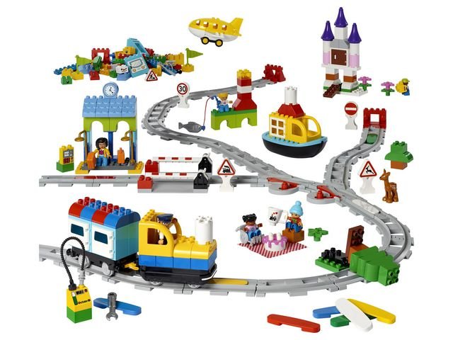 tåg av lego med tillhörande legobitar i olika färger