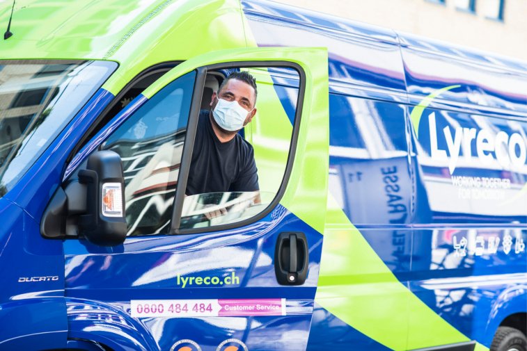 Manuele Videtta mit Schutzmaske, steigt aus Lieferwagen aus (Foto: Selina Meier)