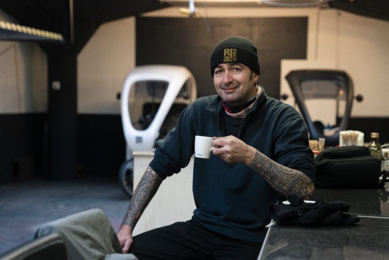 Lyreco Rikschafahrer Adrian Bracher in seiner Kaffeepause (Foto: Fabian Hugo)
