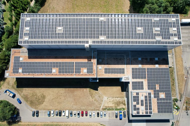 Solarpanelen auf dem Dach der Logistik